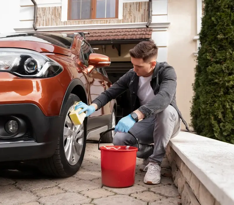 Lavage auto à domicile Châtel-Montagne : professionnel intervenant sur un véhicule